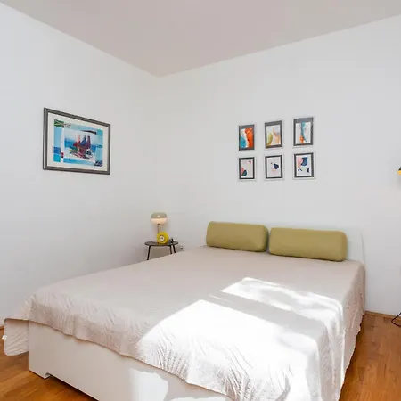 شقة Cozy In With Kitchen *